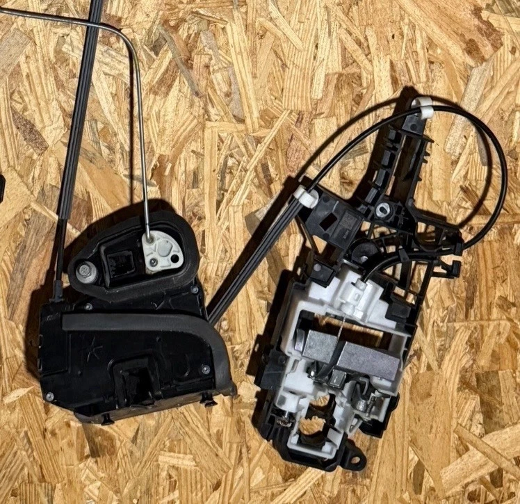 Conjunto de pestillo de puerta AC Delco 31474JGRC para Chevrolet Silverado 1500 2019-2021 Foto 1 de 1