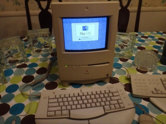 Macintosh ColorClassic II(Norton FDほか付属) Macintosh ColorClassic II(Norton FDほか付属)