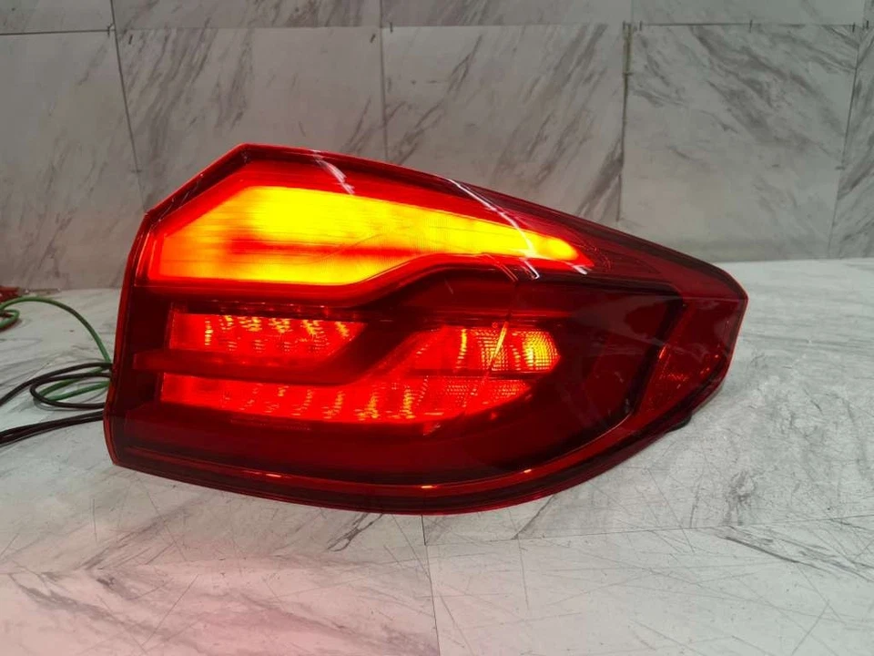 BMW 530I 540I M5 2017-2020 LUZ TRASERA EXTERIOR OEM DERECHA 63217376470 NUEVA CAJA ABIERTA Foto 1 de 4