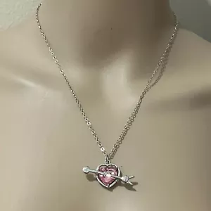 Rosa Herz und Pfeil Halskette silberfarben - Bild 1 von 2