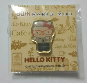 Pin Insignia Hello Kitty PARÍS MIKI Rojo Megane 80 Aniversario Súper Raro SANRIO - Imagen 1 de 6