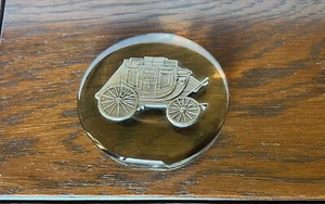 Wells Fargo Postkutsche Glas rund mit Zinneinsatz Briefbeschwerer 3,5" - Bild 1 von 3