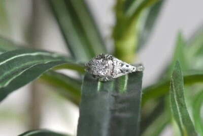 Art Deco Estate 18k 白金 1/2 克拉钻石订婚维多利亚戒指 尺寸 7.5 — 第 1/4 张图片