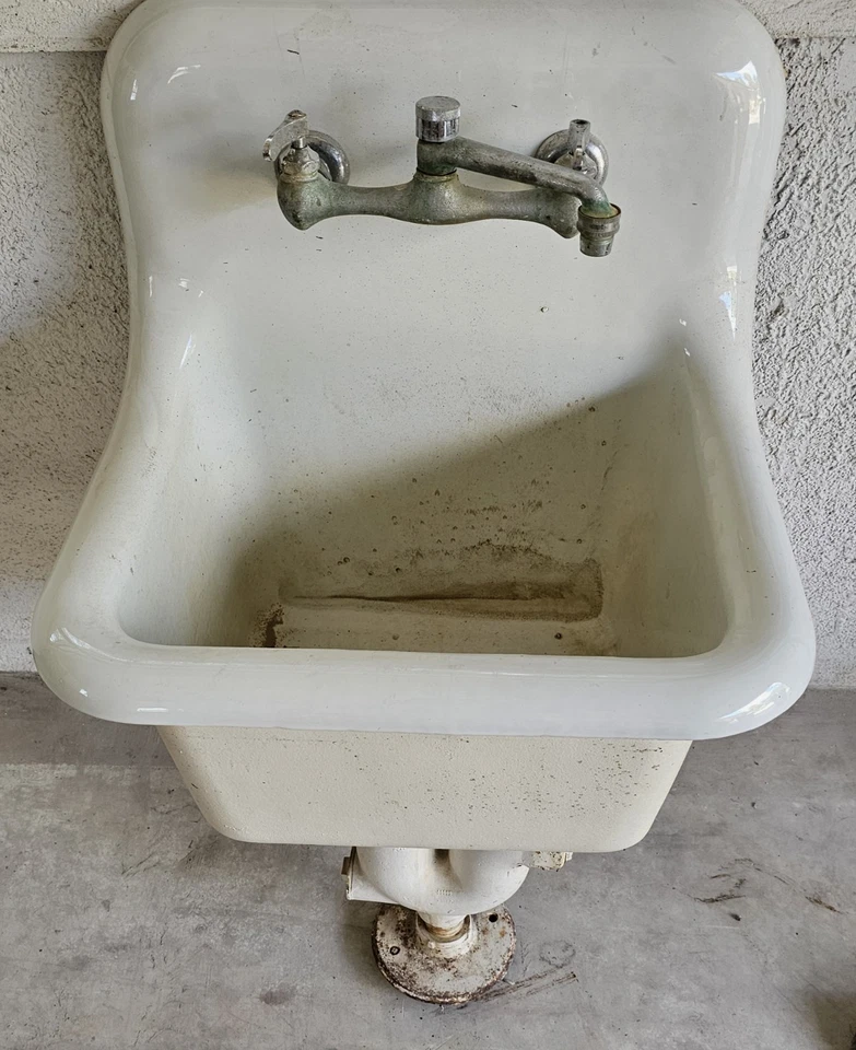 Fregadero de pedestal vintage de hierro fundido montado en la pared con grifo original. Foto 1 de 4