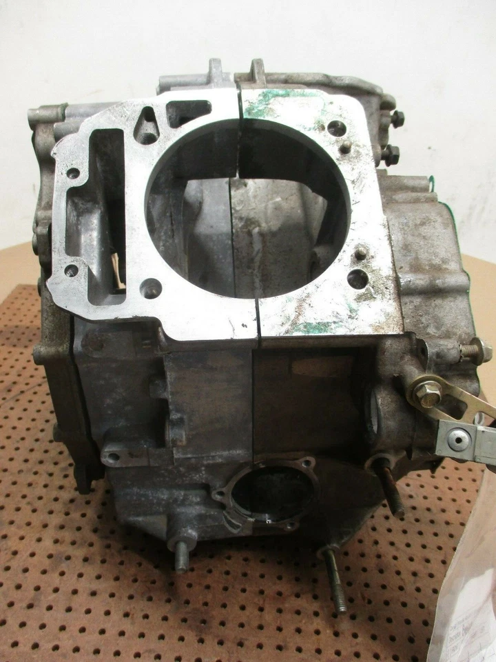 Корпуса двигателя 2007 Can-Am Outlander Max 650 XT 4X4 420685317, 420611146 (0196) - Изображение 1 из 4