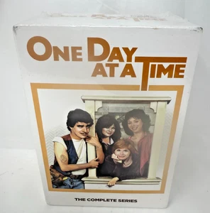 One Day at a Time: The Complete Series (DVD) 27-Disc Set - New - Sealed - Foto 1 di 2