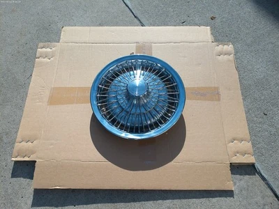 Cubierta de rueda única Chevrolet Camaro Chevelle Nova 1971-1976 tapacubos de alambre de 14" usada Foto 1 de 4