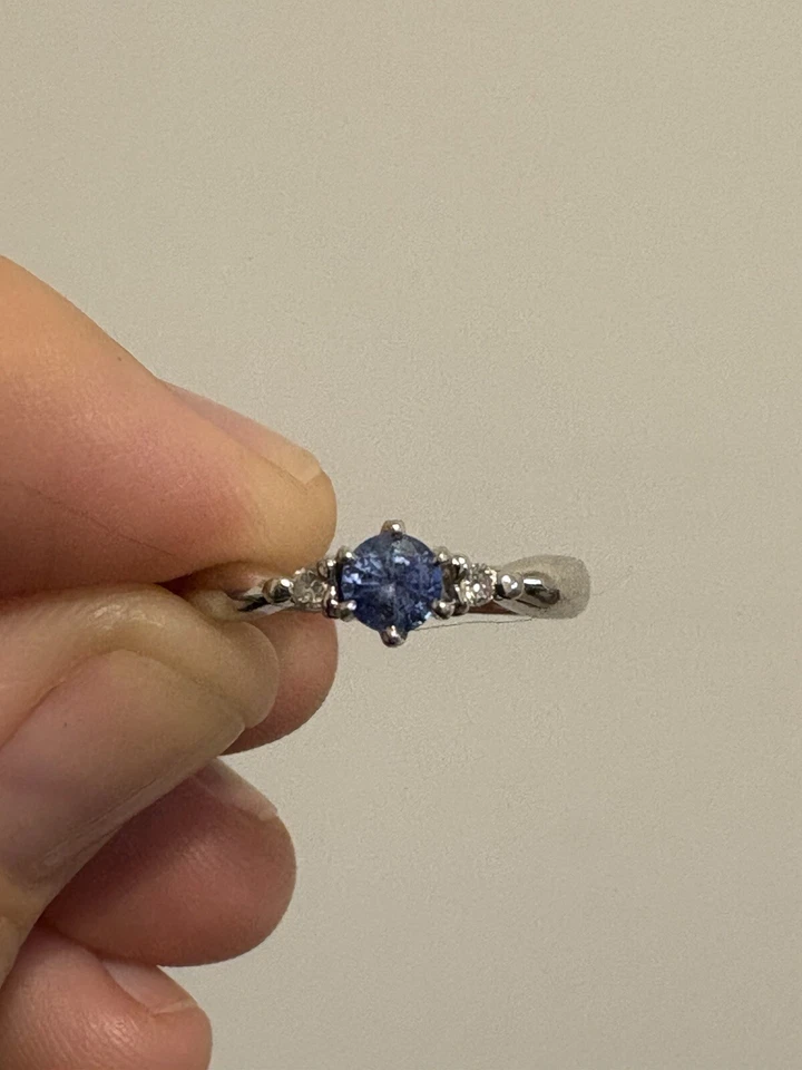 Anillo pequeño de platino con halo de diamantes de zafiro azul de Ceilán - 4,24 gms, talla 5, 0,52 quilates Foto 1 de 4