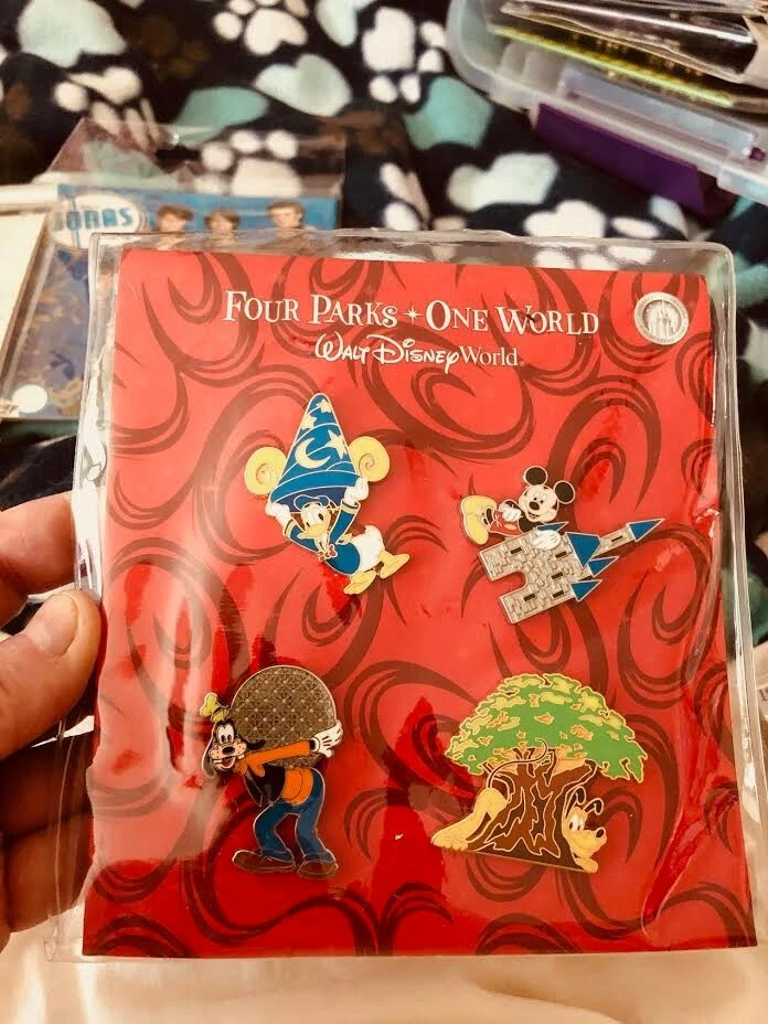 Juego de 4 prendedores Disney Four Park Mickey & Pluto Goofy & Donald Booster NUEVO RARO LINDO Foto 1 de 1