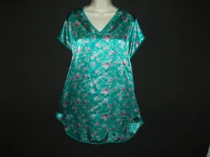 CAMISÓN VERDE ESMERALDA IMPRESIONANTE ESTAMPADO ROSA SATINADO BRILLANTE SEDOSO M  - Imagen 1 de 6