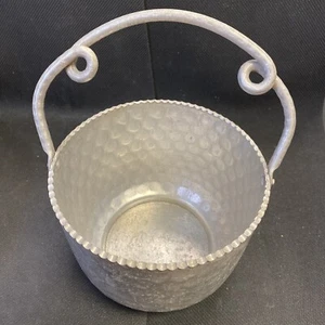 Cubo de hielo martillado vintage de aluminio forjado a mano Cromwell - Imagen 1 de 7