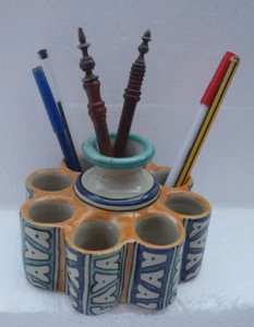 SELTENER HANDBEMALTER KERAMIKSTIFT ORDENTLICH SCHREIBTISCHPLATTE ZUBEHÖR HAND MADE IN FES * RUSTIKAL - Bild 1 von 3