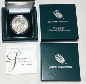 Abraham Lincoln US Mint Presidential Silver Medal W/ Box & COA - Picture 1 of 3
