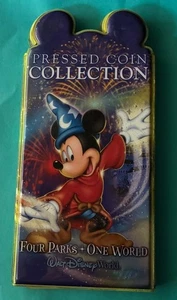 SORCERER MICKEY 4 PARQUES 1 CENTAVO PRENSADO MUNDIAL CUARTO MONEDA PORTA LIBROS DISNEY - Imagen 1 de 6