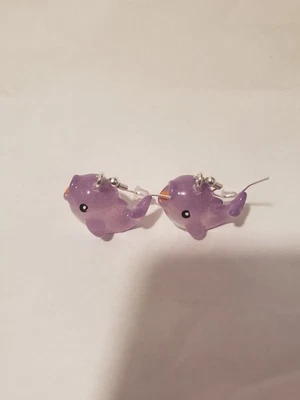 Brincos de baleia roxa clara feitos à mão de resina Kawaii - Imagem 1 de 2