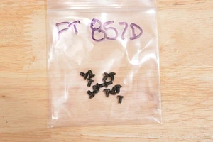 YAESU FT-897D TEILE: AUSSENSCHRANKSCHRAUBEN - Bild 1 von 2