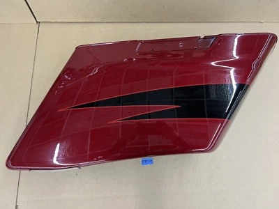 Оригинальная седельная сумка 2017 Harley-Davidson CVO Street Glide растянутая под правую руку снизу - Изображение 1 из 4