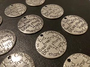 Cionondoli stile argento tibetano parole ispiratrici x 10 25 mm venditore UK - Posta gratuita - Foto 1 di 5