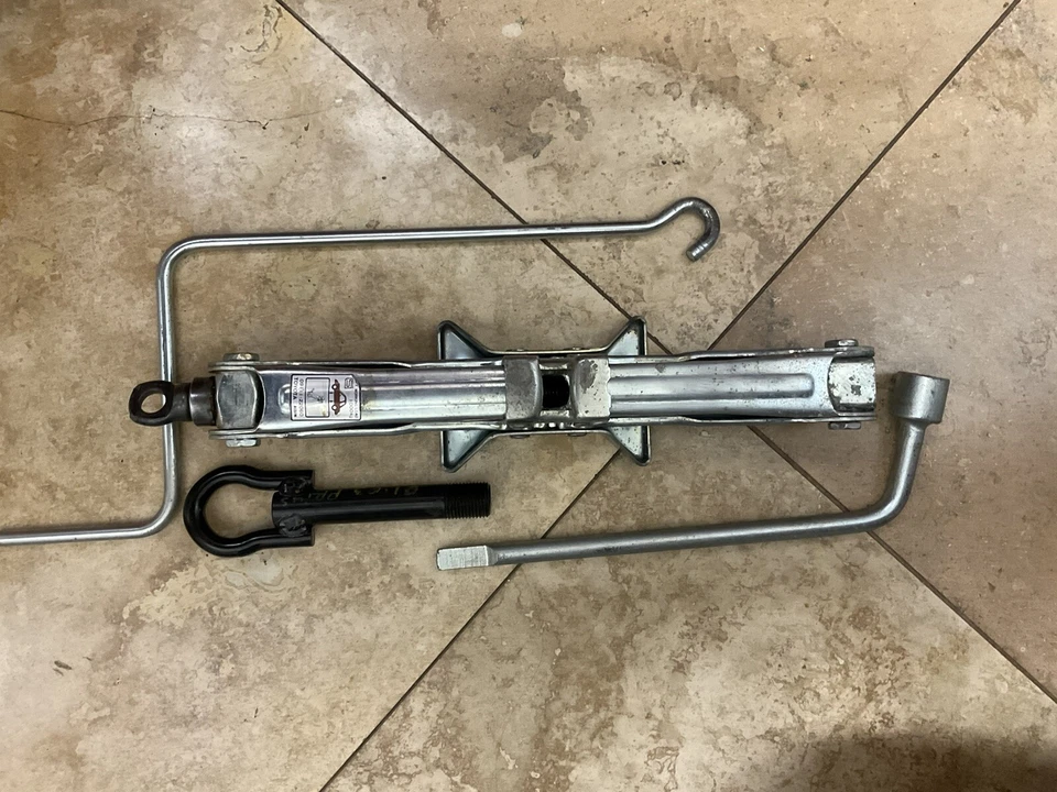 Juego de gatos de neumáticos Toyota Prius 2001-2002-2003 con herramientas OEM Foto 1 de 4