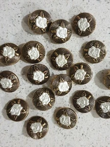 Lot of 30x Brand New 18mm Gold with Pearl Flower Vintage sewing buttons - Picture 1 of 2