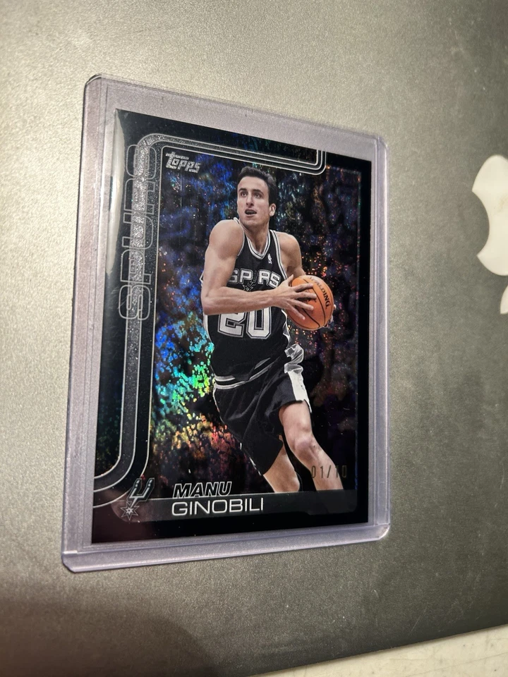 2025-26 Topps Manu Ginobili #262 BLACK HOLOFOIL - 1/10 San Antonio Spurs - Image 1 of 4