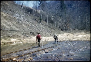 Dundon West Virginia Georgia Pacific Railway diapositiva 35 mm anni 60 fotografi uomini - Foto 1 di 3
