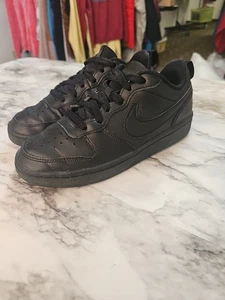 Nike Court Borough Low 2 Black (GS) BQ5448-001 nero/nero/nero taglia 4 anni - Foto 1 di 6