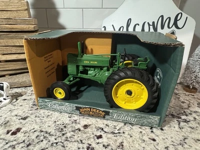 1/16 Collector Edition John Deere Model G Wide Front Tractor by ERTL - Image 1 of 4