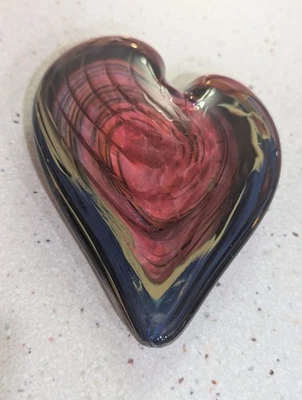 Peso de papel arte vidro rosa/dourado azul redemoinhos coração soprado à mão 4x5" em excelente estado usado decorativo - Imagem 1 de 4