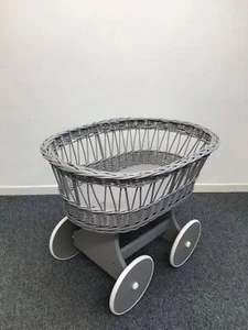 Cesta gris/blanca de ruedas de mimbre cuna bebé Moisés con soporte con capucha - Imagen 1 de 7