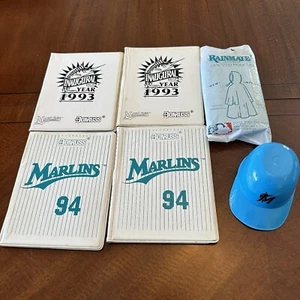 Vintage Florida Marlins Lot (Poncho, Kartenetui, Miami Marlins Helme) - Bild 1 von 10