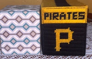 Copertura scatola tessuto in plastica Needlepoint fatta a mano Pittsburgh Pirates MLB - Foto 1 di 4