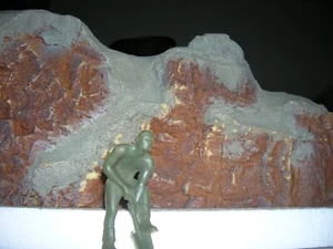 De colección PIRATA AÑOS 50 60 ENTERRANDO TESORO PLASTICRAFT 90mm INCOMÚN gris - Imagen 1 de 3