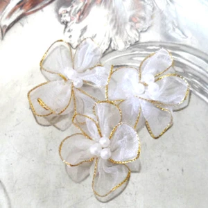 3 Perles FLEUR POLYESTER BRILLANT - BLANC & OR - PERLES NACRÉES - 36/40 mm - Picture 1 of 3