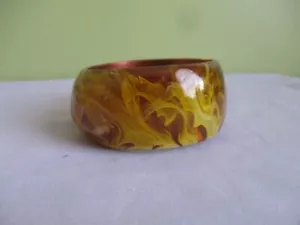 BANGLE MARBLE STYLE PATTERN GOLDEN TONE CIR INSIDE 21CM - Bild 1 von 5