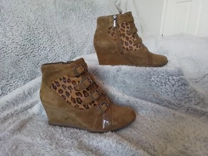 Stivaletti Clarks beige scamosciati con orlo stampa animalier zeppa tacco taglia UK5/EU38 - Foto 1 di 8