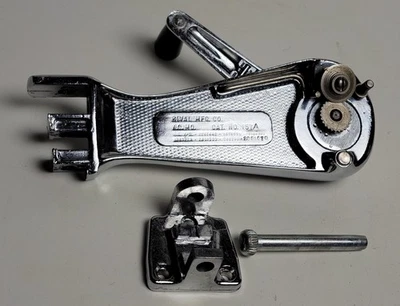 Abridor de latas cromado oscilante montaje en pared Rival Can-o-mat 157A de colección con herrajes Foto 1 de 2