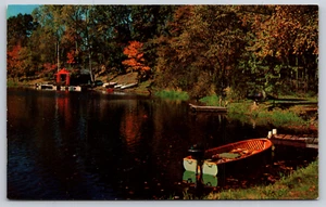 Postcard Greetings from Totem Tourist Court Fort William Ontario Canada - Picture 1 of 2