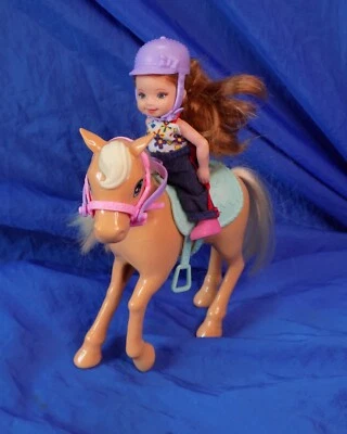 Barbie Club Chelsea Palomino Pony con Muñeca Sillín Brida Riendas Casco Mattel Foto 1 de 4