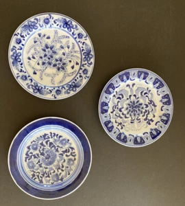 Juego de 3 platos de ensalada de postre floral de 7"" azul y blanco de cerámica Centrum de colección - Imagen 1 de 6