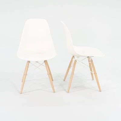 Sillas de comedor Eames 2018 de plástico DSW Shell en blanco con bases de pasador 5x disponibles Foto 1 de 4