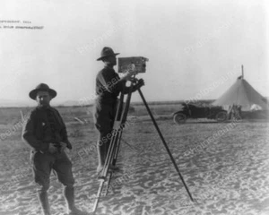 Cámara de cine antigua en acción años 1910 reimpresión 8x10 de foto antigua - Imagen 1 de 1