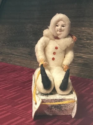 ANTIGUO VICTORIANO HILADO ALGODÓN Niño en cartón trineo contenedor de dulces Foto 1 de 4