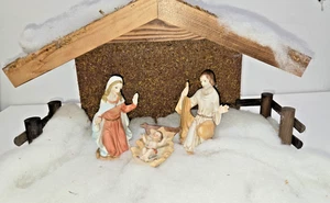 Vintage Krippe mit Holzstall - Heilige Familie 3-teilig Porzellanfigur - Bild 1 von 5