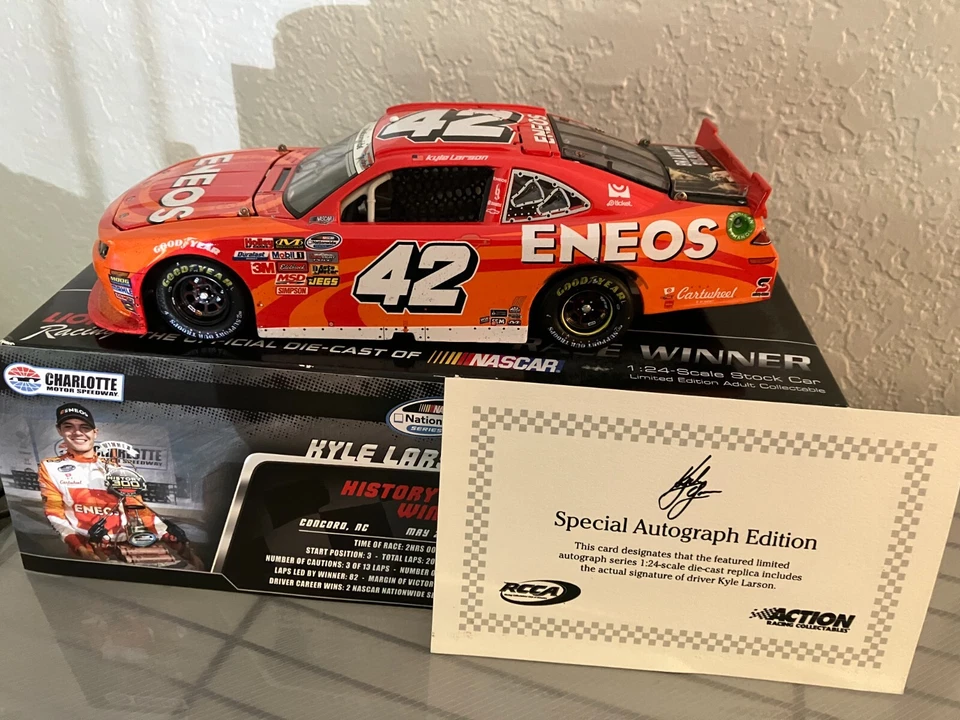 2014 #42 Kyle Larson 1:24 Autografiado Eneos History 300 Win Foto 1 de 2