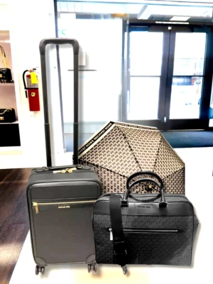 Maleta pequeña Michael Kors + bolsa de lona grande + paraguas para viaje negro Foto 1 de 4