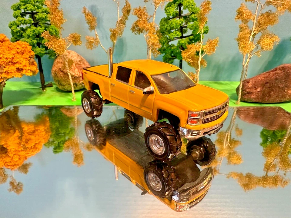 1/64 Custom Lifted, Chevrolet Silverado, 2015, 4 Door Crew Cab, G-5 Lift Kit - Image 1 of 4