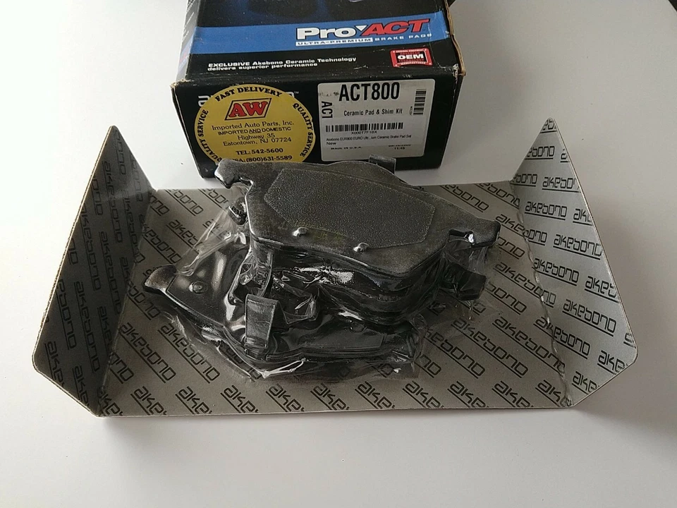 SAAB/SATURN НОВЫЕ керамические передние тормозные колодки Akebono ACT800 PRO-ACT - Изображение 1 из 4