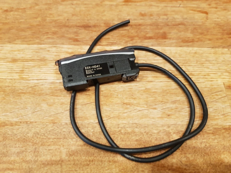 Omron Automation E3X-HD41 2M Fibre Optic Sensor PNP 24V Used - Image 1 of 4