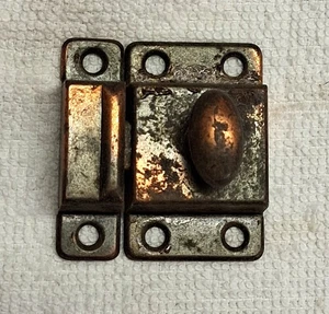 ANTIKER ZWEITEILIGER SCHRANK-/SCHRANKTÜRRIEGEL AUS MESSINGBESCHICHTETEM METALL, 1 3/4 X 1 7/8 - Bild 1 von 5